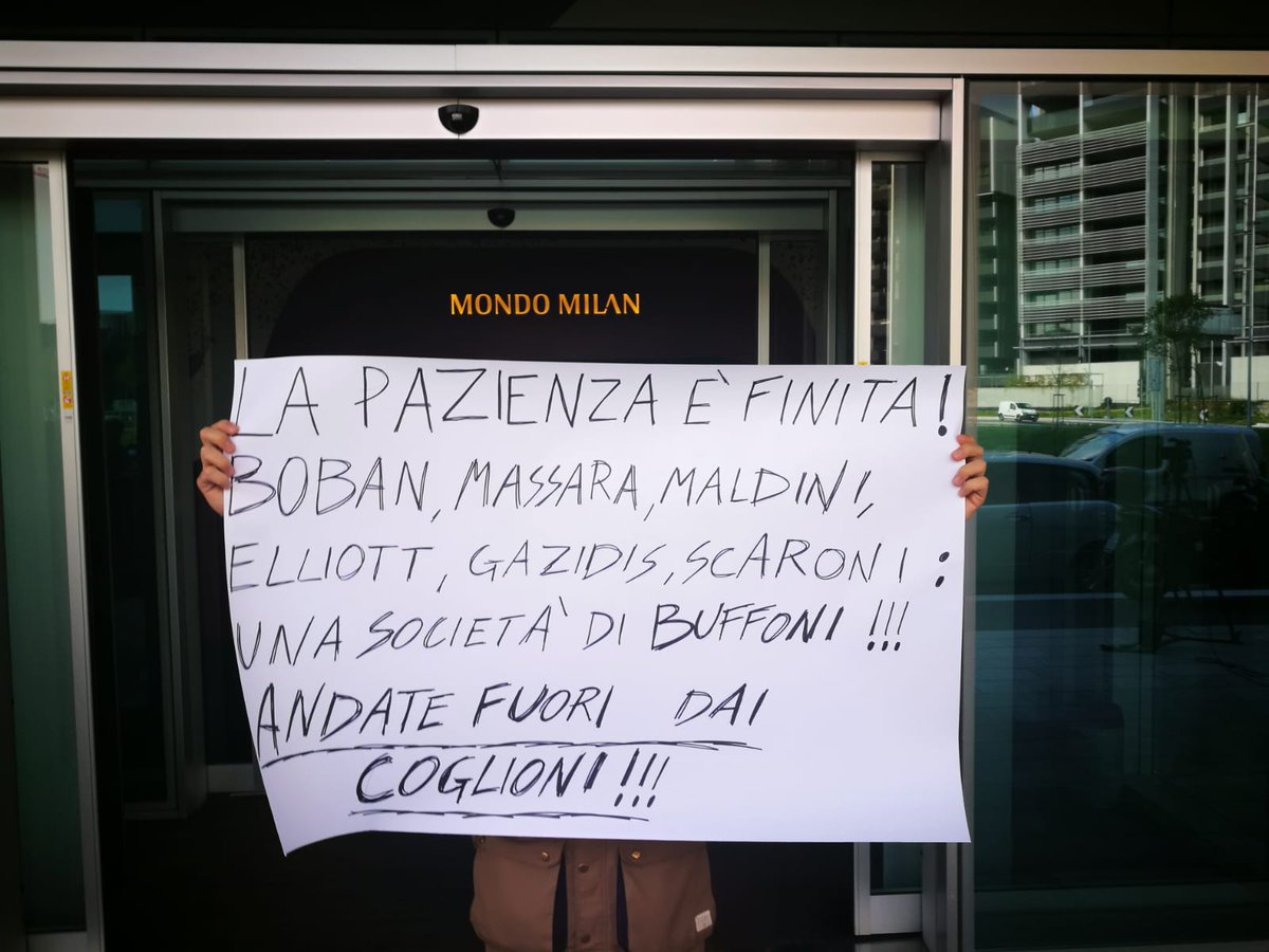 AntoVitiello's tweet photo. Un tifoso rossonero protesta sotto la sede del #Milan @MilanNewsit https://t.co/25AxCvh6n8