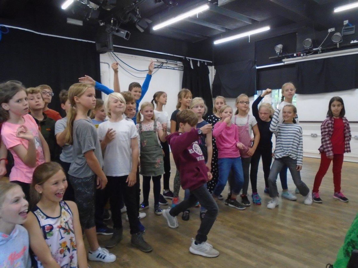 ExeterSchoolUK's tweet photo. We cannot wait to see Lower Two and Upper Two Drama Clubโs rendition of Macbeth next month! They attended a workshop @exeter_phoenix @SSF_UK
#theScottishplay #exeterschooldrama #exeterjuniorschool #exeterschoolextracurricular #exeterschoolopportunity #BreakthroughShakespeare https://t.co/9bzIRJYLYM