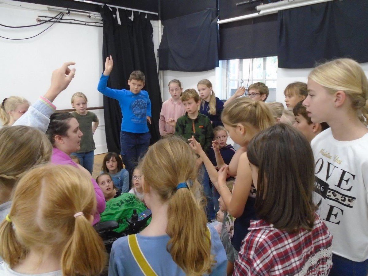 ExeterSchoolUK's tweet photo. We cannot wait to see Lower Two and Upper Two Drama Clubโs rendition of Macbeth next month! They attended a workshop @exeter_phoenix @SSF_UK
#theScottishplay #exeterschooldrama #exeterjuniorschool #exeterschoolextracurricular #exeterschoolopportunity #BreakthroughShakespeare https://t.co/9bzIRJYLYM