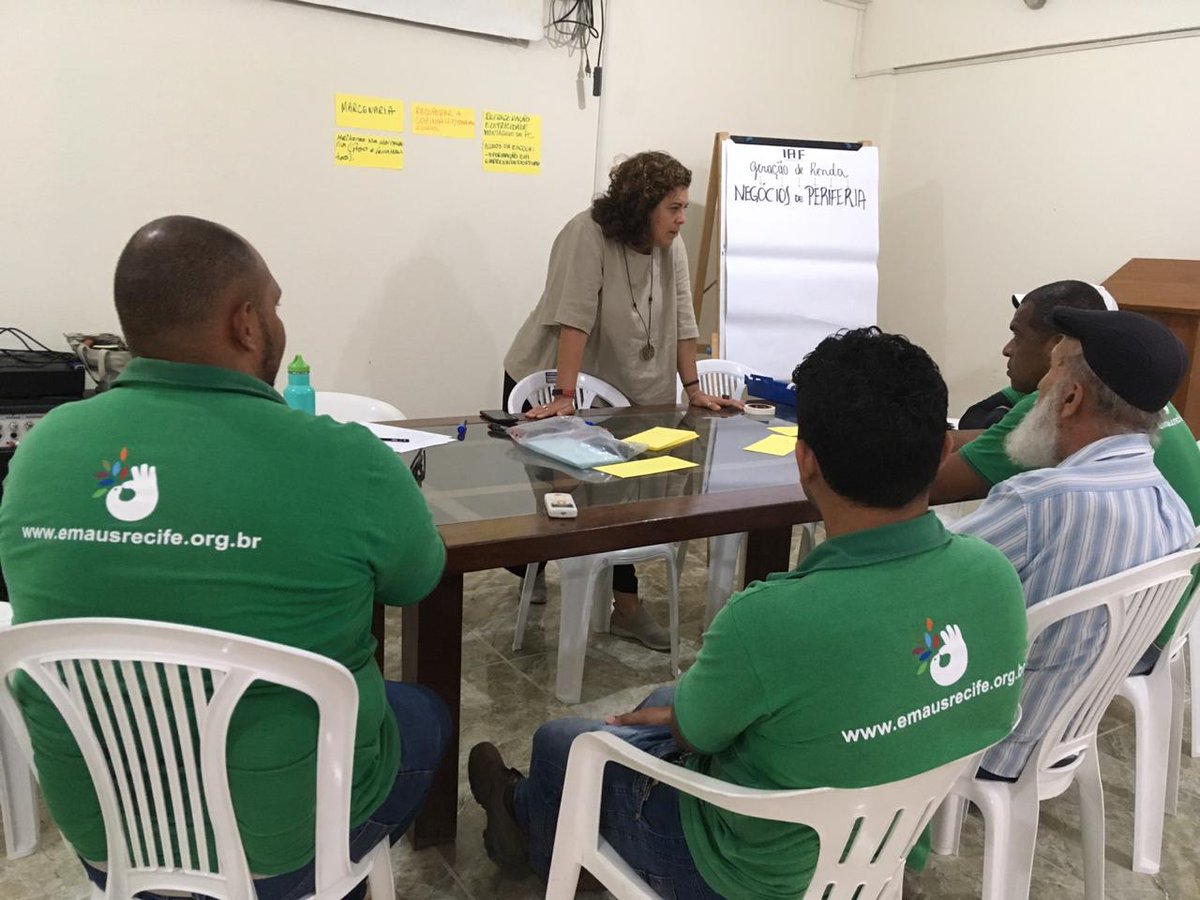 institutofonte's tweet photo. #fortalecendoparcerias
Muito trabalho, muito debate, muitas ideias no desenvolvimento e construção do projeto de geração de renda do Trapeiros de Emaús Recife. 
#institutofonte #fonte20anos #desenvolvimentodeOSCs #praticasocialreflexiva #facilitacaodeprocessos #desenvolvimento https://t.co/Bxw7FU8T3W