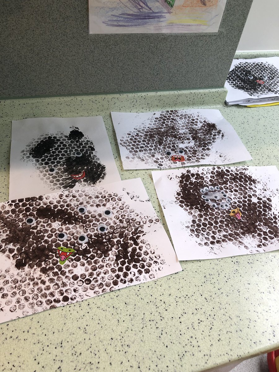 SalTwinkles's tweet photo. Day 1 of #playinhospitalweek @GreatOrmondSt #KoalaWard 🐨
How do we make sure we provide ‘Play for All’? We use different textures and materials like this bubble wrap that we can see, hear, touch and even smell! #AllSensesPlay #BubbleWrapArt
#WeCanAllPlay 🥳 https://t.co/sh6gMHVfro