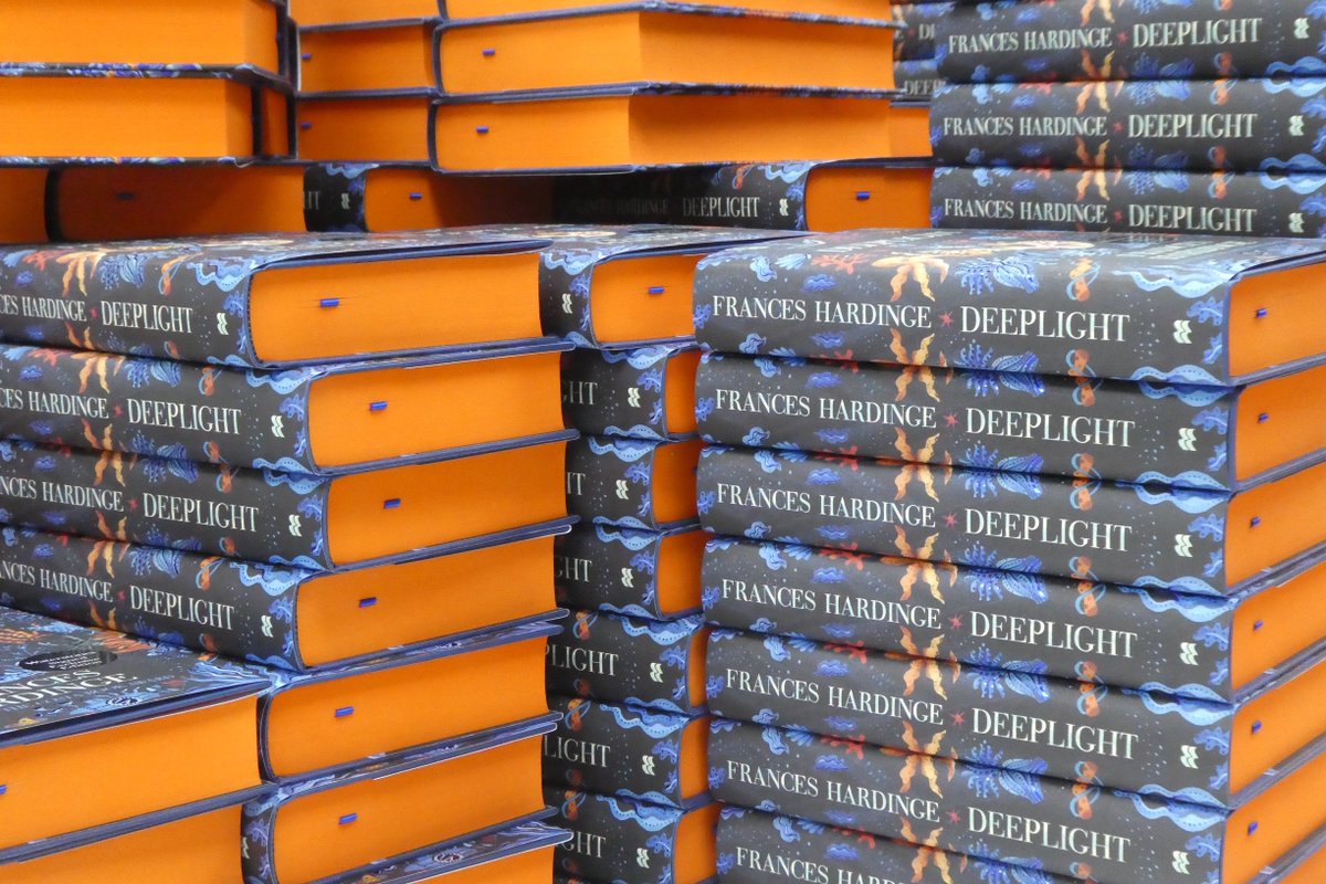 FrancesHardinge's tweet photo. Some photos from a stock signing last Monday (including images of the Waterstones edition of Deeplight with striking sprayed edges). Many thanks to Heather, Leanne and everyone at @CPIbooksUK for gamely hefting and wrangling so many books, and for being excellent company! https://t.co/scLEiiLDKf