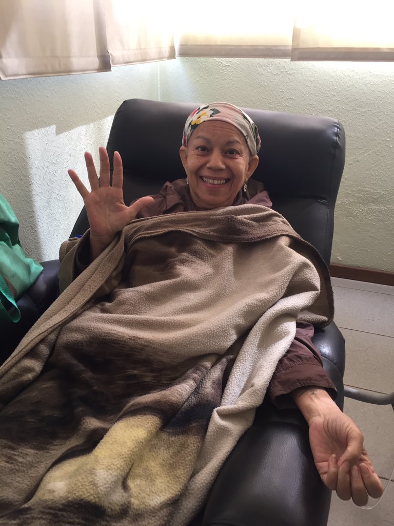 AntonietaGG's tweet photo. #FelizMartes Gracias a su apoyo, oraciones y buena vibra mi mamá llegó ayer a su 5ta quimioterapia de 6 que debe recibir. A mediados de noviembre debe ser operada y luego recibir radioterapia. Tu aporte nos ayudará a ganar esta batalla 🙏🏻 https://t.co/c9Z5weEYHM https://t.co/kbgETAaimS