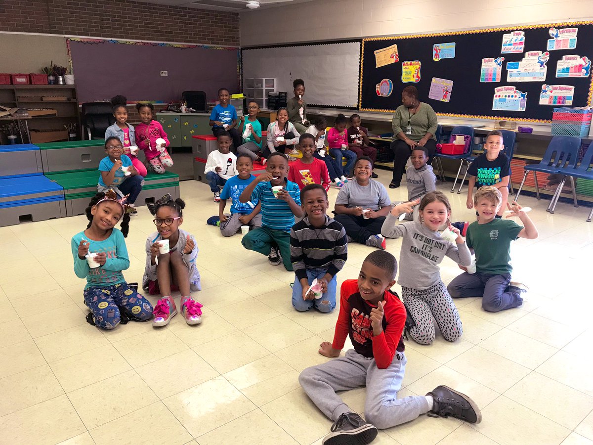 sreis14's tweet photo. Mrs. Quinn’s class enjoys an Italian Ice party for consistently demonstrating exemplary behavior in music class! They are the first class to earn the behavior incentive this year! 🤩 keep up the great work 2nd grade! @TheHornetsHive https://t.co/pY2GJgd6bl