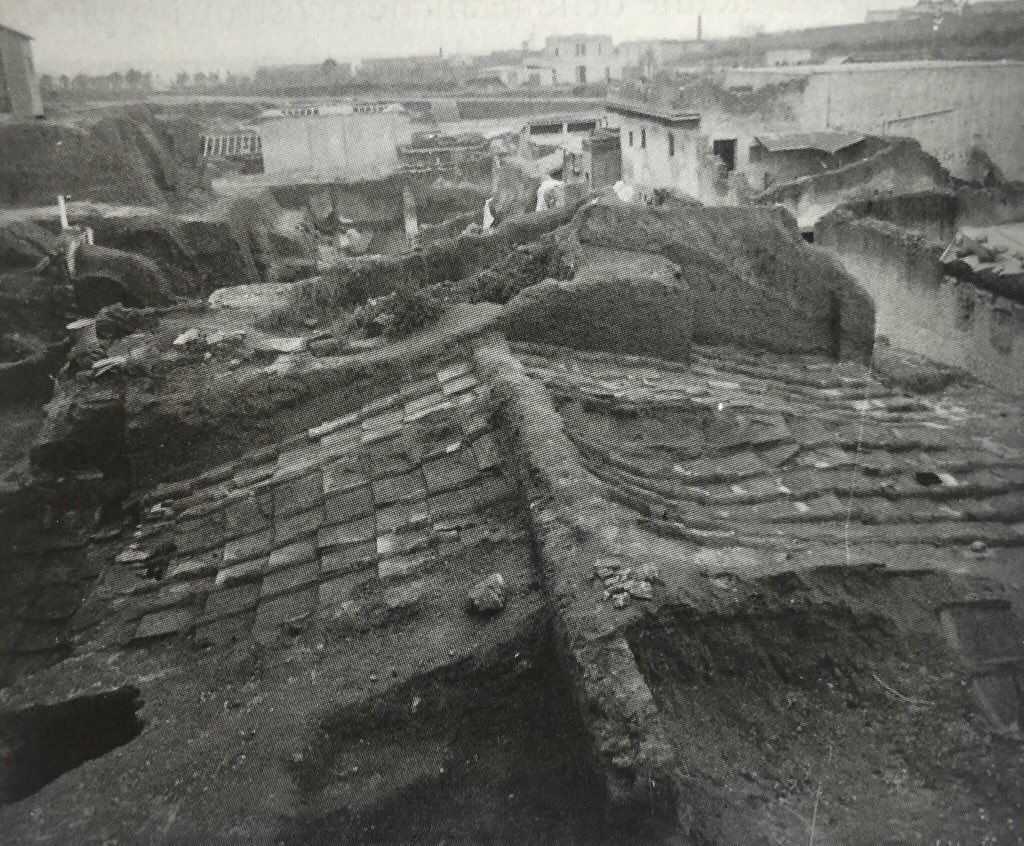pompei79's tweet photo. Excavations in 1931 in #Herculaneum revealed intact roofs near the House of the Loom and these photos show how the imbrices (curved tiles) cap the edges of the tegulae (flat tiles). 
[Images: Camardo &amp; Notomista 2017] https://t.co/4fZuzaq3dW