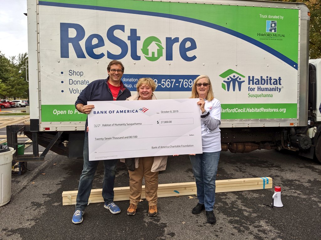 sabinalkelly's tweet photo. 84 of our #BofAVolunteers are spending their morning framing a house with @habitatsusq ! We are honored to be joined by our Market Sponsor Aron Levine who was the first to pick up a 🔨, and start working! @BankofAmerica #BofAGrants #globalbuildweek https://t.co/mJLqRnRQZI