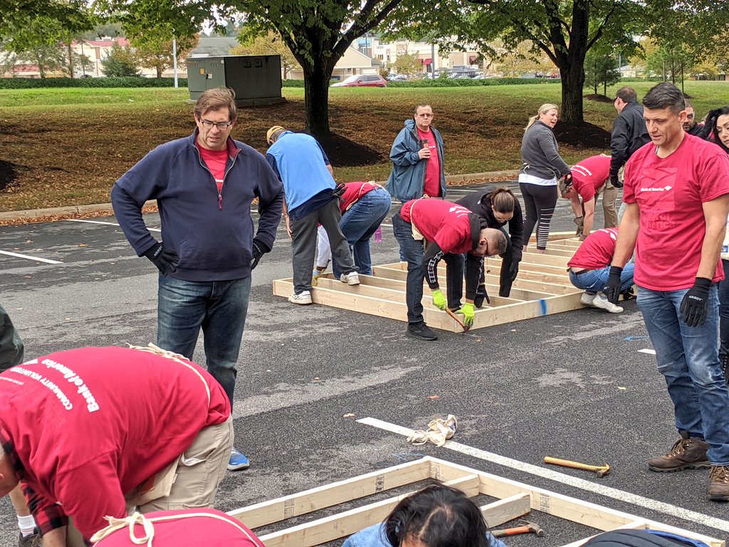 sabinalkelly's tweet photo. 84 of our #BofAVolunteers are spending their morning framing a house with @habitatsusq ! We are honored to be joined by our Market Sponsor Aron Levine who was the first to pick up a 🔨, and start working! @BankofAmerica #BofAGrants #globalbuildweek https://t.co/mJLqRnRQZI