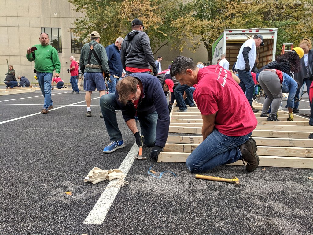 sabinalkelly's tweet photo. 84 of our #BofAVolunteers are spending their morning framing a house with @habitatsusq ! We are honored to be joined by our Market Sponsor Aron Levine who was the first to pick up a 🔨, and start working! @BankofAmerica #BofAGrants #globalbuildweek https://t.co/mJLqRnRQZI