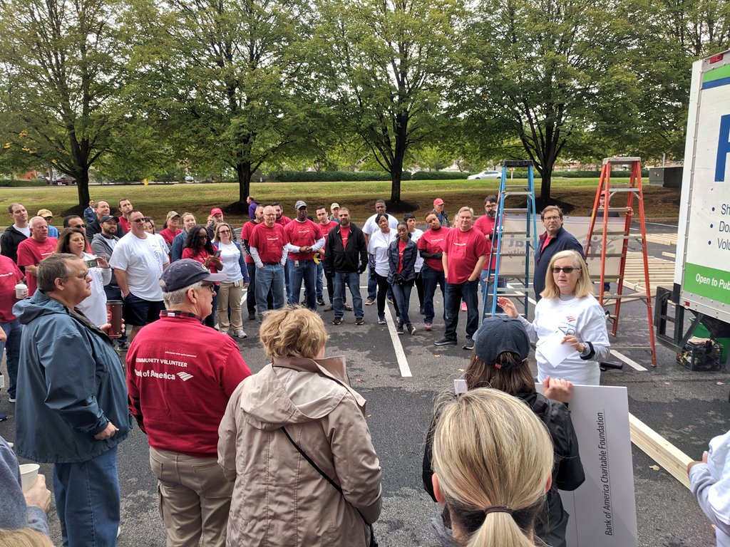 sabinalkelly's tweet photo. 84 of our #BofAVolunteers are spending their morning framing a house with @habitatsusq ! We are honored to be joined by our Market Sponsor Aron Levine who was the first to pick up a 🔨, and start working! @BankofAmerica #BofAGrants #globalbuildweek https://t.co/mJLqRnRQZI