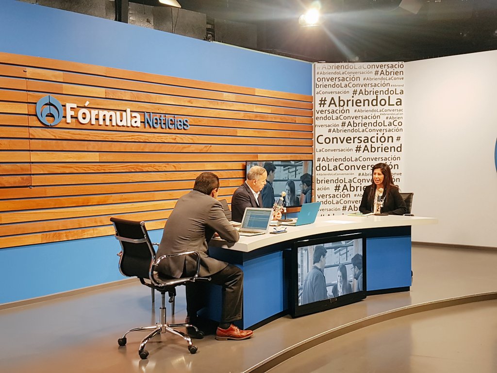 Marcy_mjcv's tweet photo. #AbriendoLaConversación @CiroGomezL esta en entrevista con Celia Navarrete, directora de @Expocihac presentando las nuevas propuestas para este año de #ExpoCIHAC2019 en #Sustentabilidad nuevos  #MaterialesEcologicos y la #TecnologiaEnLaConstrucción https://t.co/bjYqNbgGsV
