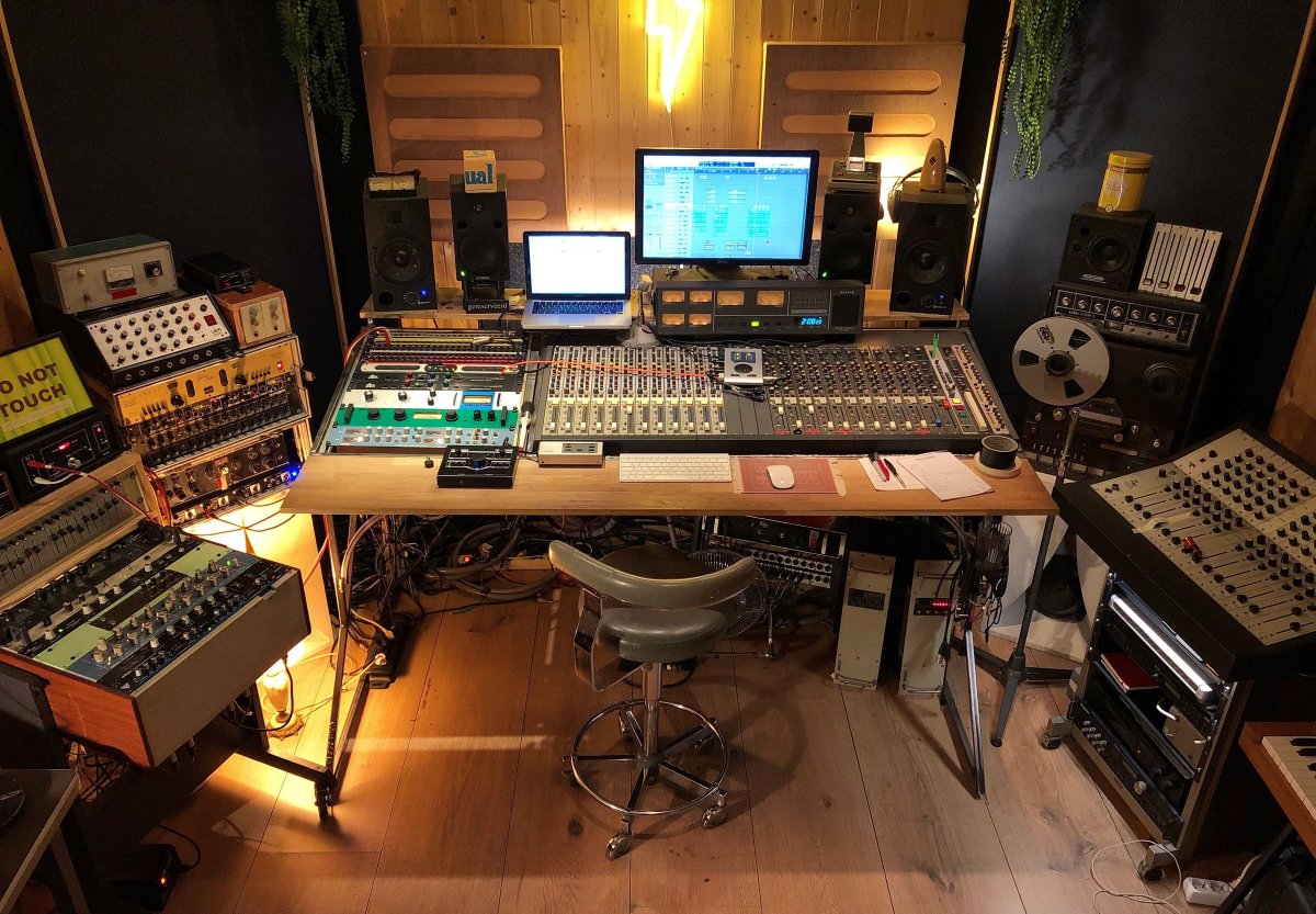 пульт звукорежиссера. запись звука пульта. большой микшерный пульт на студии звукозаписи. микшерный пульт для студии звукозаписи. запись звука пульта.