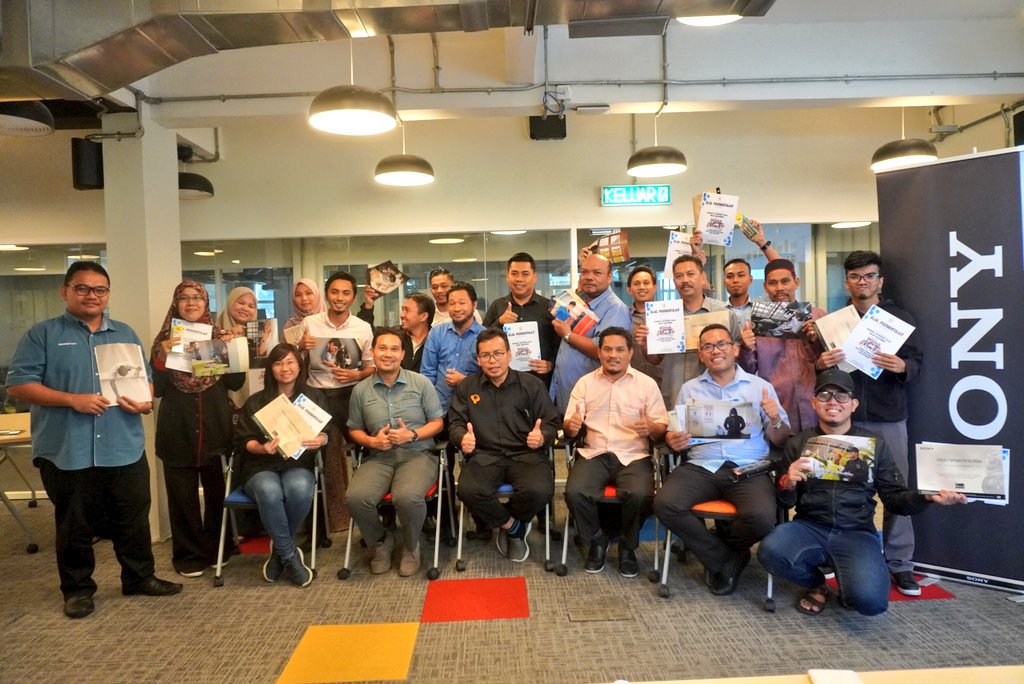 'SUCCESS STORY &amp; TAHNIAH!' kpd jurufoto <a href="/cpabkorporat/">CPAB&KORPORAT JKRTRG</a> #JKRTrg yg meraih 'JUARA' Foto Terbaik dlm '<a href="/SonyMalaysia/">Sony Malaysia</a> Alpha Photography Workshop' oleh KOL Nazri Sulaiman (International Award Winning Photographer) sempena Karnival Inovasi ICT N.Trg 2019 di Trg Digital Hub (TD1303)