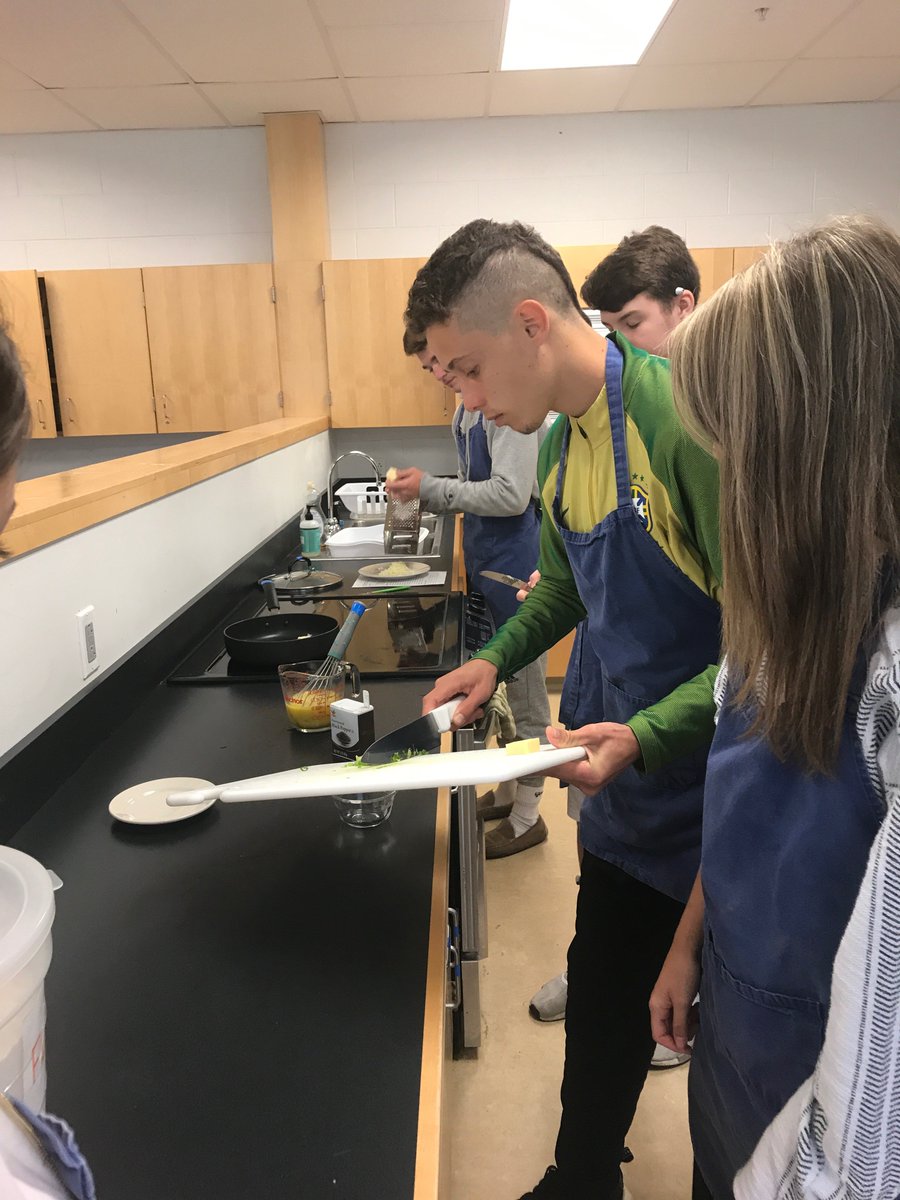 MsDFamConSci's tweet photo. The Incredible Edible Egg Lab! Last weeks' highlights into the wonderful world of Omelets! #everyoneworkinghard, #studentsgettingintoeggs, #asafekitchenisagoodkitchen https://t.co/CMhPsom6kN