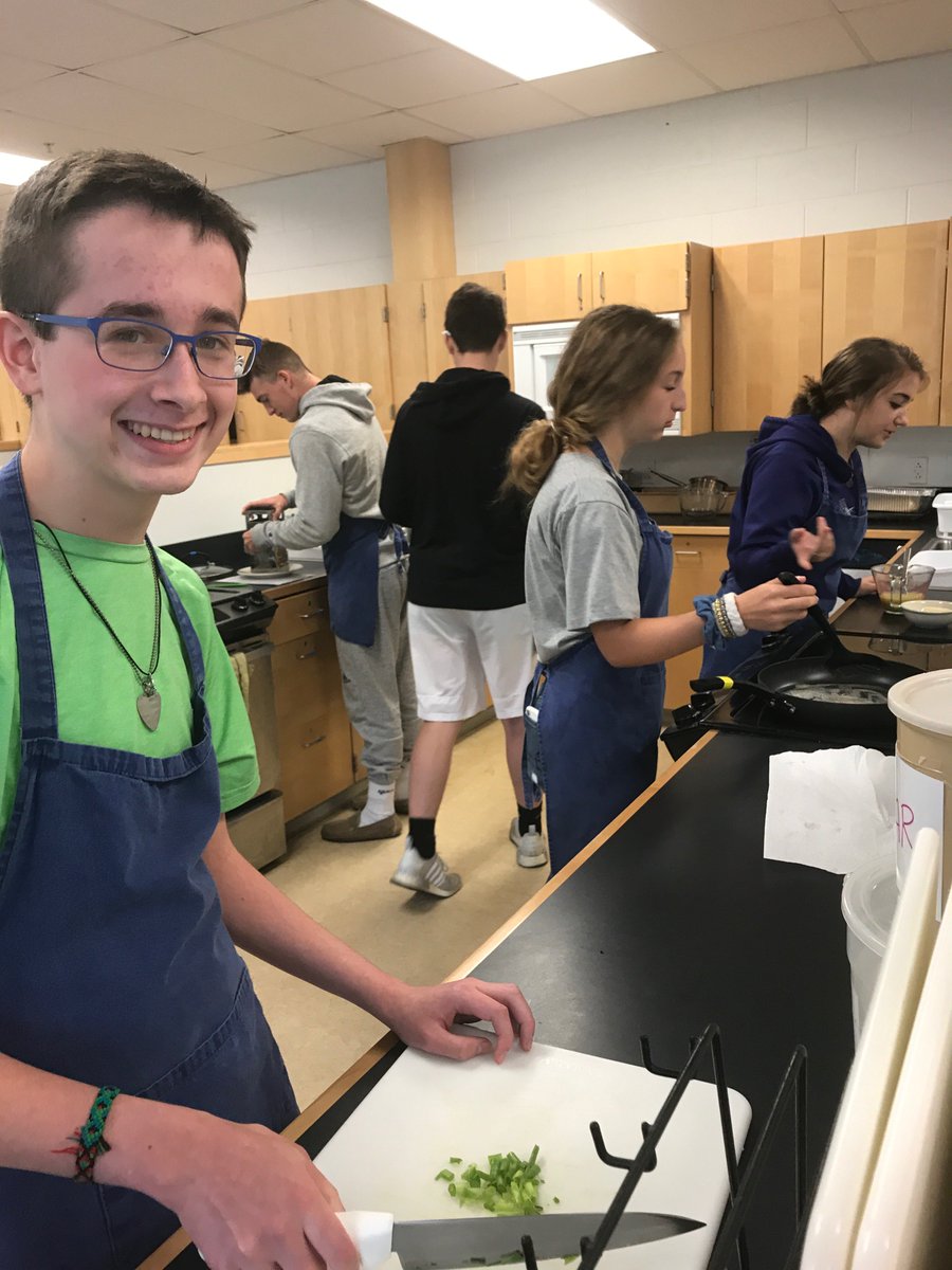 MsDFamConSci's tweet photo. The Incredible Edible Egg Lab! Last weeks' highlights into the wonderful world of Omelets! #everyoneworkinghard, #studentsgettingintoeggs, #asafekitchenisagoodkitchen https://t.co/CMhPsom6kN