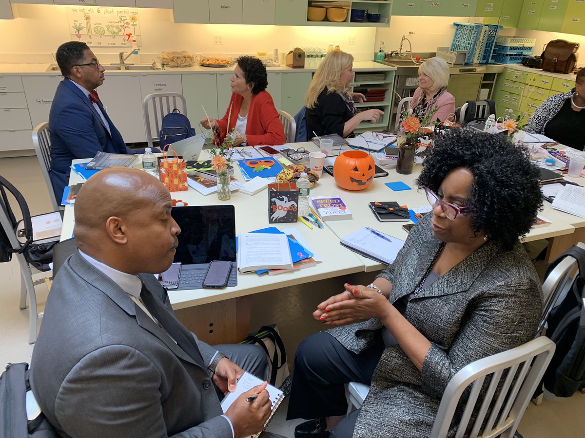thedegoviagroup's tweet photo. Happening Now: #thebklynsouthway Dr. de Govia facilitates Leverage Leadership 2.0 discussing the distinctions between coaching and evaluating #questionsonly #curiousity @bfreeskeewee @DOEChancellor @CWATSONHARRIS https://t.co/aeiLLXdpCq