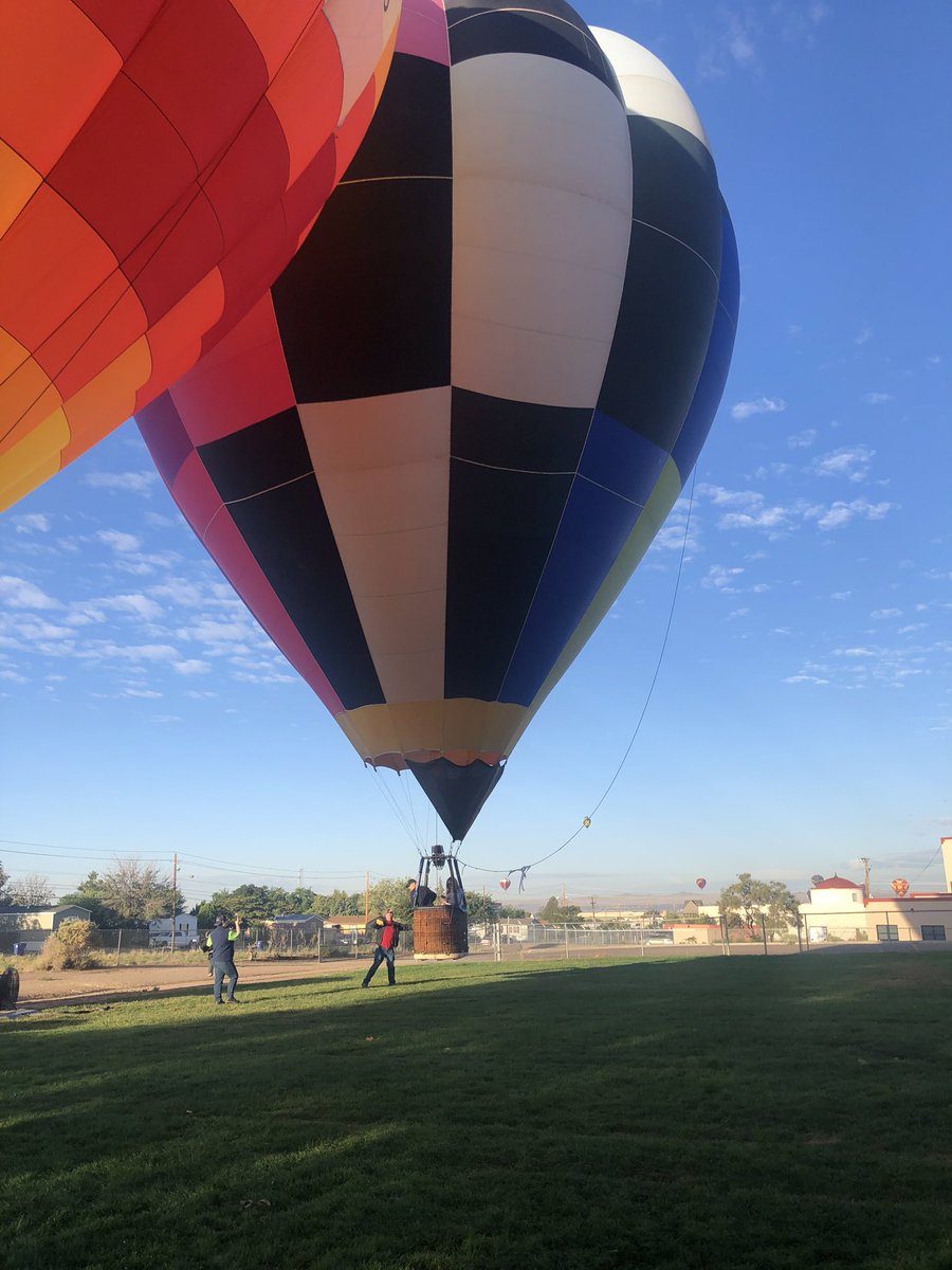 EGRossrams's tweet photo. Launch was a success!! A great morning start for the kids at EG ROSS!! #BALLOONS #GRATEFUL #ABQWeather @chris_zone4 @APSLZ4 @ABQschools @balloonfiesta https://t.co/WE15q8fZG8