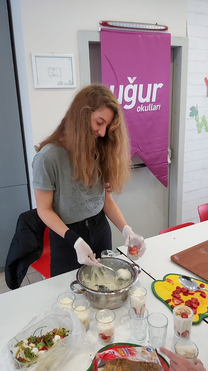 Gastronomi Kulübümüz harika bir etkinlik ile haftaya başladı.
Öğretmenlerimiz ve öğrencilerimiz Magnolia tatlısı yaparak keyifli bir vakit geçirdiler.
 Bu enfes tatlı için elinize sağlık.
#EğitimdeUğur 
#Uğurluolmak 
<a href="/nilcicek/">Nil Çiçek</a> <a href="/nevzatkulaber/">Nevzat Kulaberoğlu</a> <a href="/UgurOkullari/">Uğur Okulları</a>