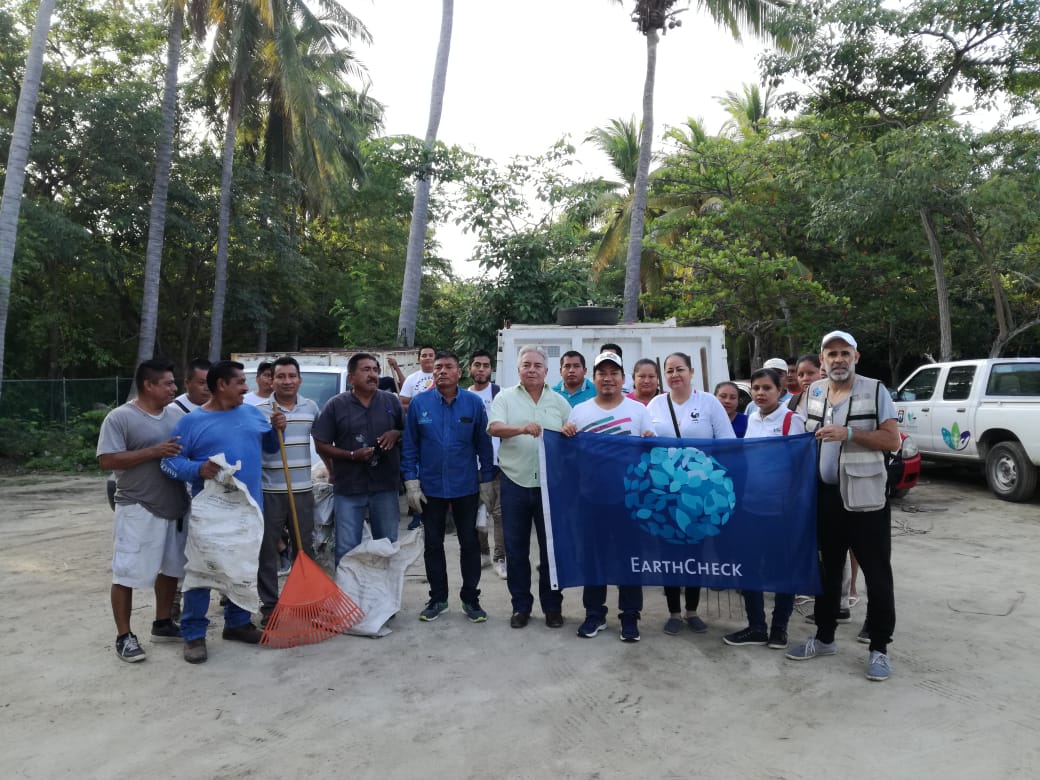 guchachi's tweet photo. Limpieza de acceso a playa #Tangolunda y Trailer Park coordinado con la Ecología @carloslavariega y @Zofemat_Huat Agencia Municipal, Gobernación y Panteones del @gobhuatulco todos con @EarthCheck_ #DestinosFONATUR #DestinoEarthCheck #RetoEarthCheckMaster2020 https://t.co/mHIuH2IVTF