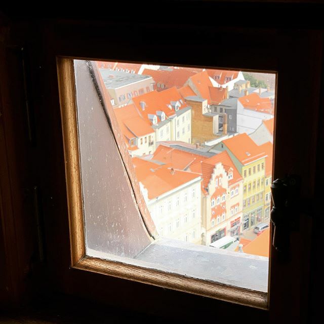 It’s a small world after all ... #naumburg #window #fenster #roomwithaview #zimmermitaussicht #stwenzel #topfmarkt #smallworld #kleinistdiewelt #gaytravel #travelgay #mitteldeutschland #ostdeutschland #beautiful #reisen #travel #sightseeing ift.tt/2IxW8n6