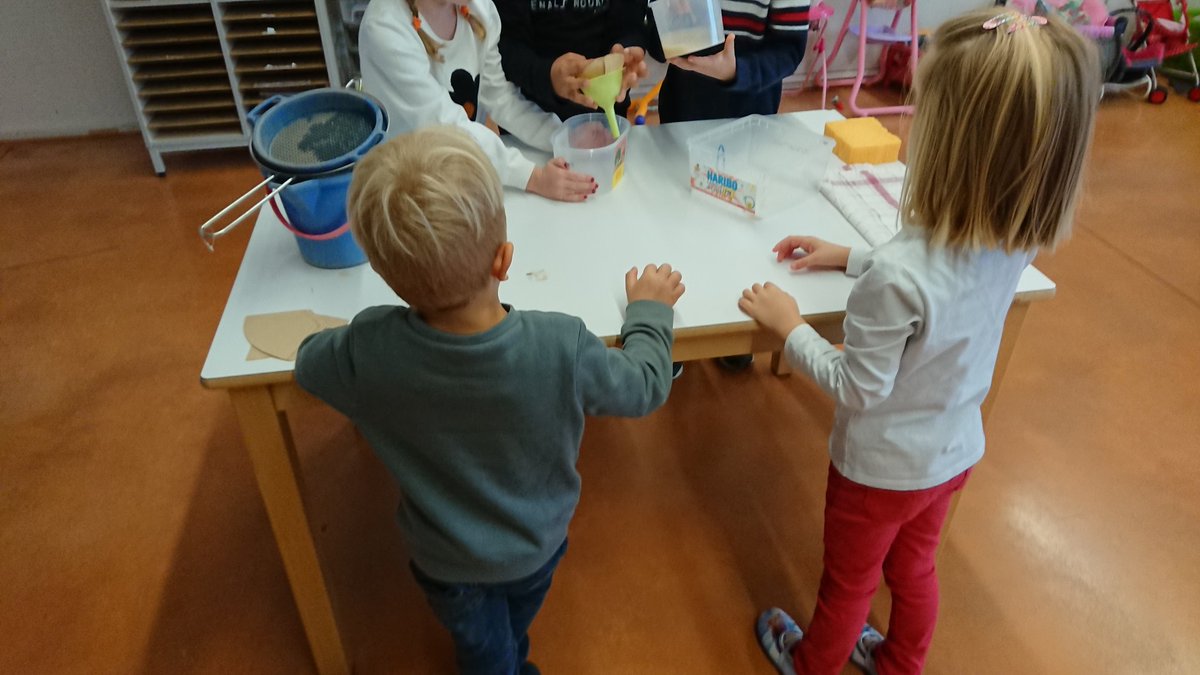 CE2CM1NOROY's tweet photo. #semainedessciences. On a été content d'accueillir les élèves de MS pour leur présenter les ateliers sur l eau 💦 https://t.co/bPVTDgG9PN