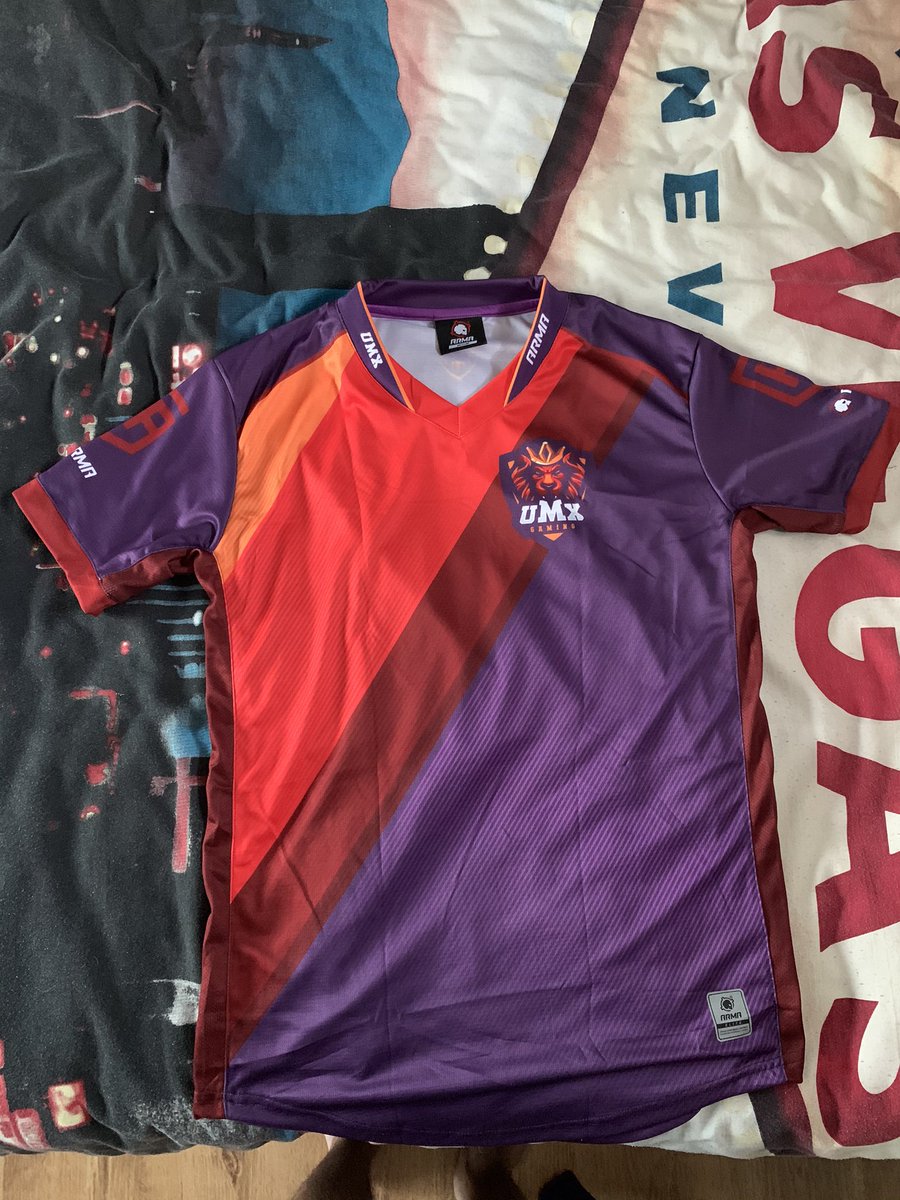 JeromeeLawrence's tweet photo. My jersey finally here thanks to @uMx_Gaming really looking forward to push the team forward! #FUTChampions #Fifa #UT #UltimateTeam #Fifa20 #CompetitivePlayer #EaSports #EA #uMxGaming #Twitch #TwitchStreamer #Gaming #Football #Ps4 #4ThePlayers #Sony 🎮 https://t.co/wL2Cc7Ujah