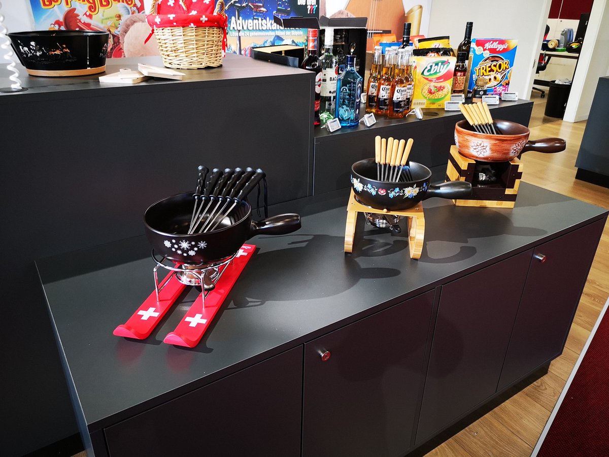 PgunMan's tweet photo. Il est temps de mettre en place les appareils à raclette et les caquelons à fondue au Showroom @brack Renens 🧀🙃 #TimeToRaclette #TimeToFondue 🇨🇭🇨🇭🇨🇭 https://t.co/TCq0SW6HVv