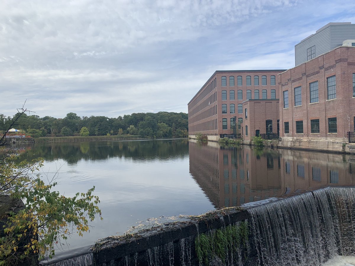 Happy #RibbonCutting! Today we celebrate the opening of our #ArlingtonPoint project in #Lawrence. The 102-unit building includes an array of #solarpannels as well as fantastic community amenities such as a fitness center, lounge, kids play center, and outdoor tot lot.