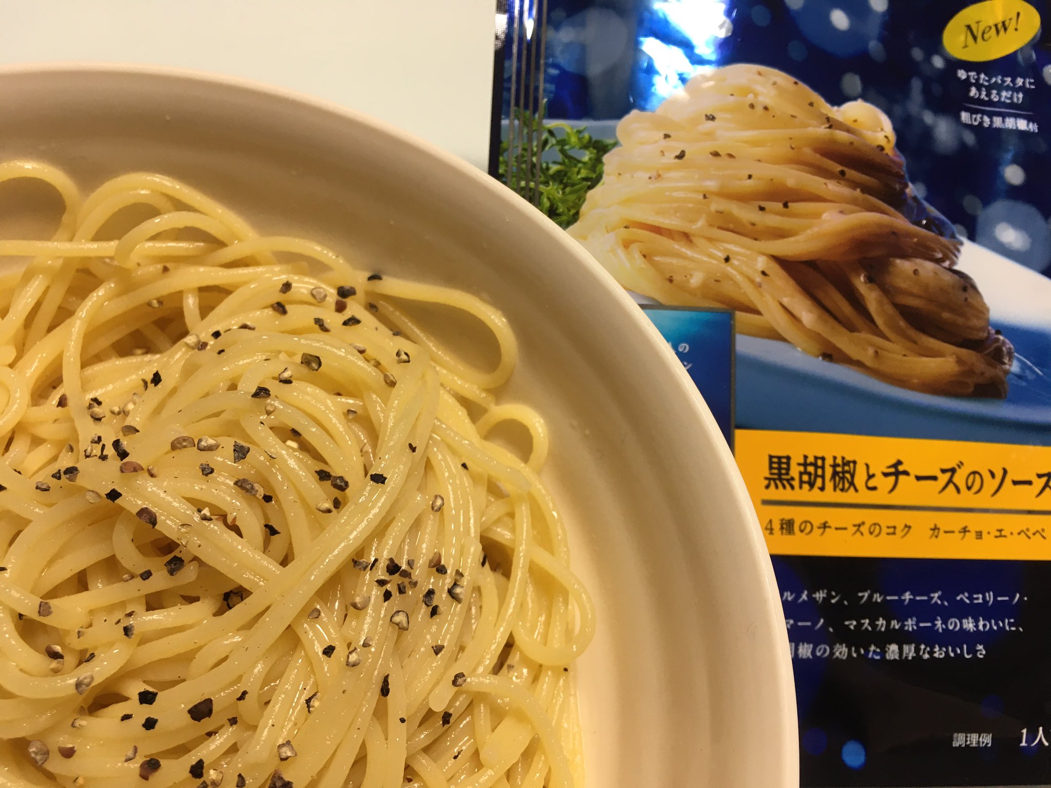 大胡あすか 青の洞窟 黒胡椒とチーズのソース カーチョエペペのリニューアル版 トロッと分離系ソース で混ぜやすい トッピングに粗挽き黒胡椒 ソースの中にも黒胡椒が入っており 追い胡椒も相まってとても香ばしい チーズ味は濃厚で塩気も強めだが 大胡あすか 青の洞窟 黒胡椒とチーズのソース カーチョエペペのリニューアル版 トロッと分離系ソース で混ぜやすい トッピングに粗挽き黒胡椒 ソースの中にも黒胡椒が入っており 追い胡椒も相まってとても香ばしい チーズ味は濃厚で塩気も強めだが