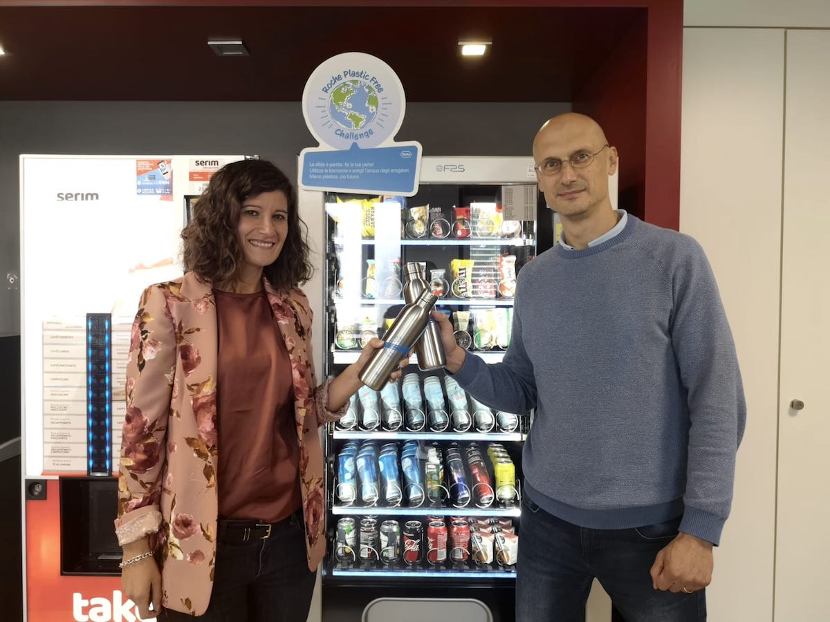 RocheItalia's tweet photo. Stamattina nel campus di Monza è partita la #PlasticFree Challenge: non più bottigliette e bicchieri in plastica monouso nei distributori automatici, ma borracce personalizzate in alluminio per tutti! 

Agiamo oggi per un domani senza plastica! https://t.co/wTGr4spkiB