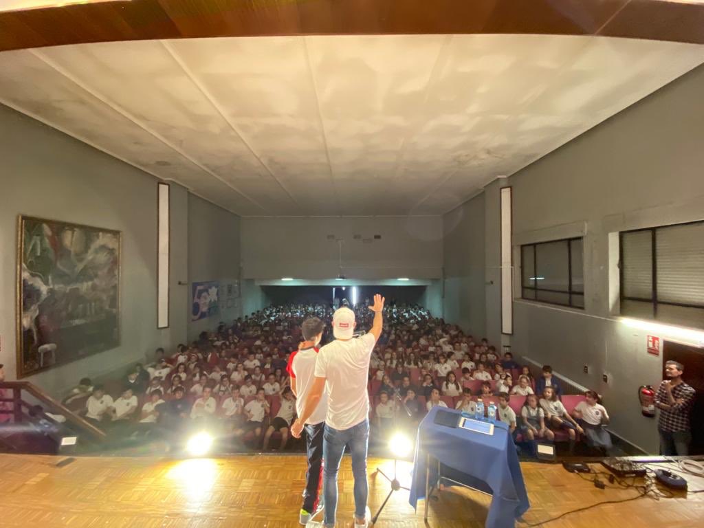 CCVirgenBlanca's tweet photo. Los alumnos de 5º y 6º de EP y de ESO conectan sus neuronas gracias al #PoderDeLaMúsica con @_antoniodomingo #ConElCuerpo #NosImportaLaMúsica #Neuroaprendizaje #InteligenciasMúltiples #EducaciónEmocional #CCVirgenBlancaLeón @FundEducere #Arriésgate https://t.co/zMCajAvne3