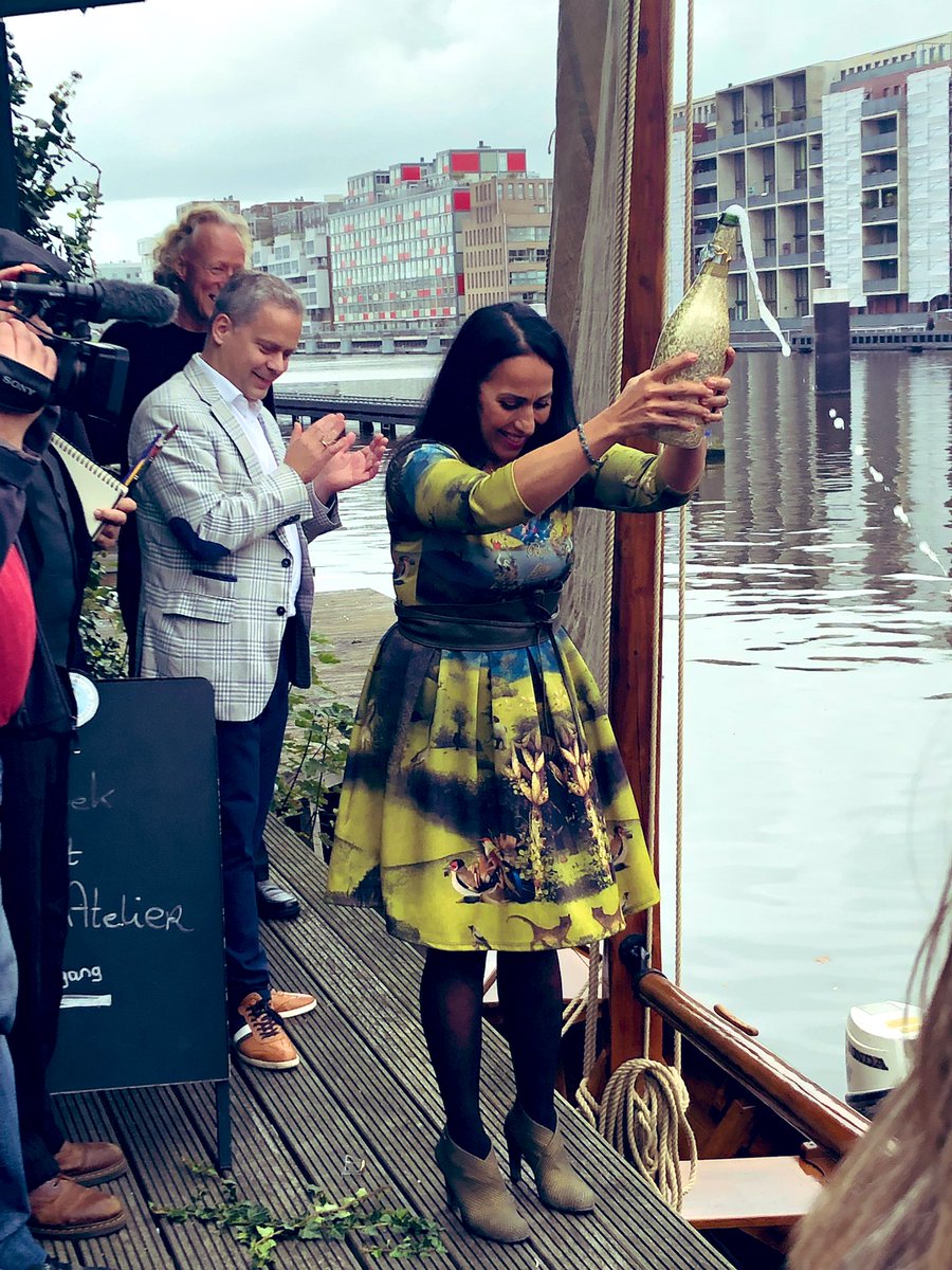 Roya, de vrouw van <a href="/JanHamming/">jan hamming</a>  doopt de boot en wenst de boot een mooie en behouden vaart! <a href="/MonetInZaandam/">Monet in Zaandam</a> @ZaansMuseum