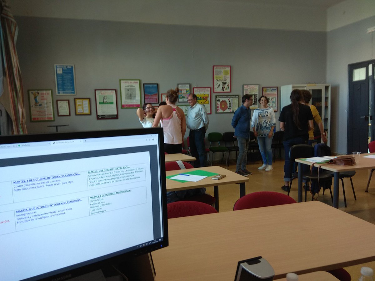 cfiemiranda's tweet photo. Segunda sesión curso "Creatividad, teatro social e inteligencia emocional" con @Pabloredjim Presentando bibliografía y materiales de apoyo. Juego de las incongruencias #innovaCyL #formaciónCyL https://t.co/HNSCxvOj2I
