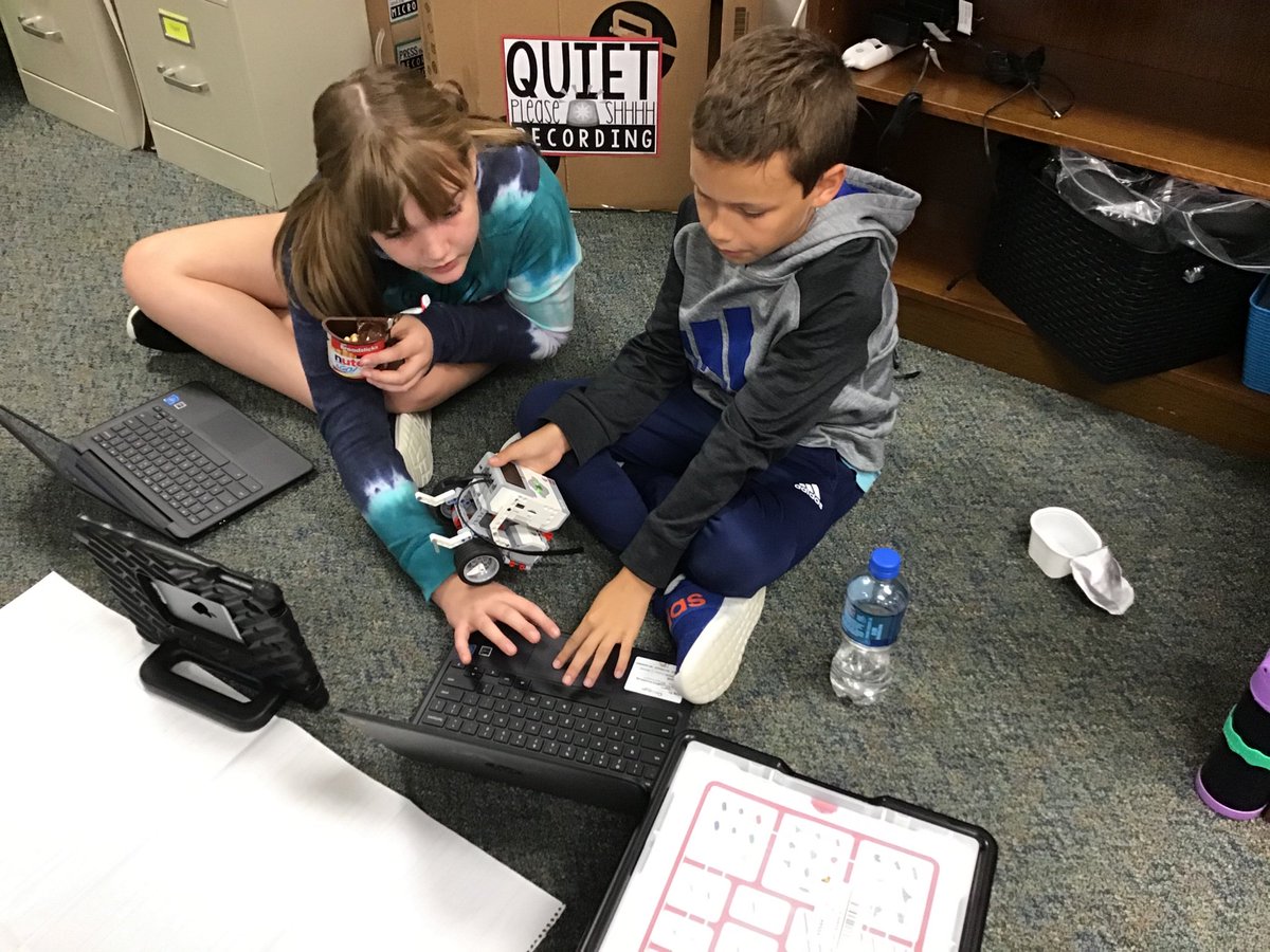 shawnee_gt's tweet photo. #Fortunate5th In these two days we started coding on our @LEGO_Education  EV3 robots and we are researching our big ideas in Passion to Action to plan and take action #tweeteroftheday #FISDQUEST @shawneetrailelm #geniushour https://t.co/qz2tffnEzM