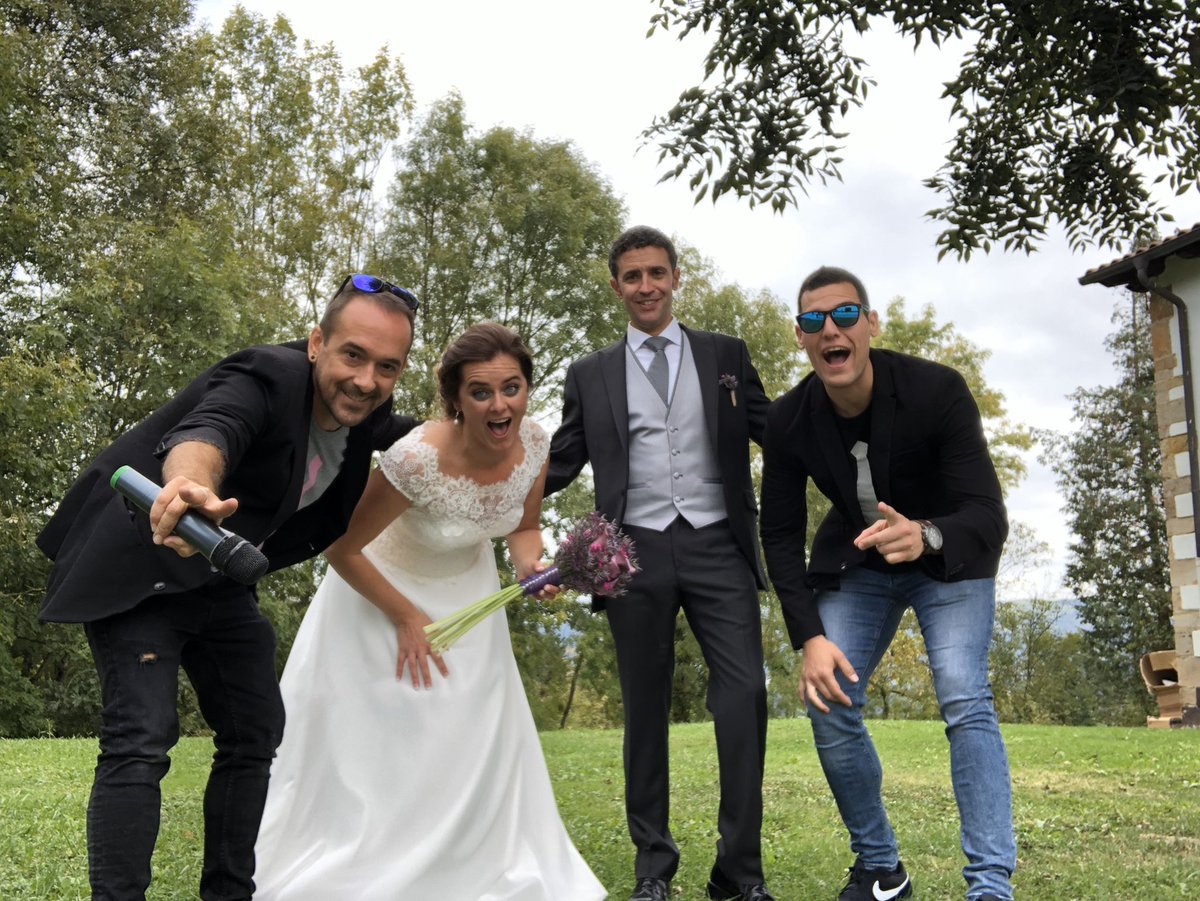 jontirapu's tweet photo. #goldendjs 🌐 #tour2019 #ezkontza 🔗 #boda 💐 05/10/2019 #legazpi 
Maitane🔗Raul https://t.co/xfBi1nNzEj