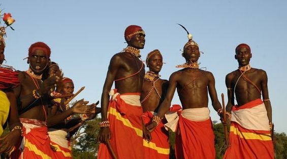 CulturasD's tweet photo. Los samburu son un grupo étnico del norte de Kenia. Se comunican con el Maa, un dialecto nilo-sahariano proveniente del Maasai. #Africa #kenia #tribusindigenas #cultura #tradicion
#etnias https://t.co/TUoQrBlANU