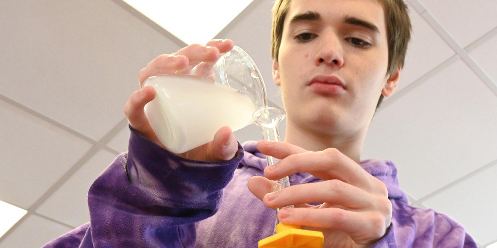 GeorgeSchool's tweet image. This Thursday from 5:45 to 7:15 p.m. IB science students will present their projects and findings during the annual Science Symposium. This year’s theme is “Food for Thought.” Community members welcome to attend! #SayYesToGS #IBScience