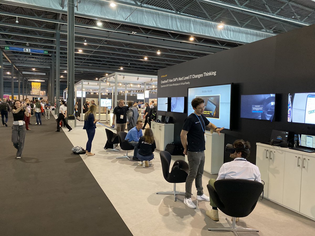 ollo73's tweet image. Amazing first day @SAPTechEd - being part of the #DeveloperGarage makes us as #CreativeIT proud. Love to see, that our customers find it helpful to talk about how #NextLevel IT changes thinking. Thanks to @FlRoth for making this possible.