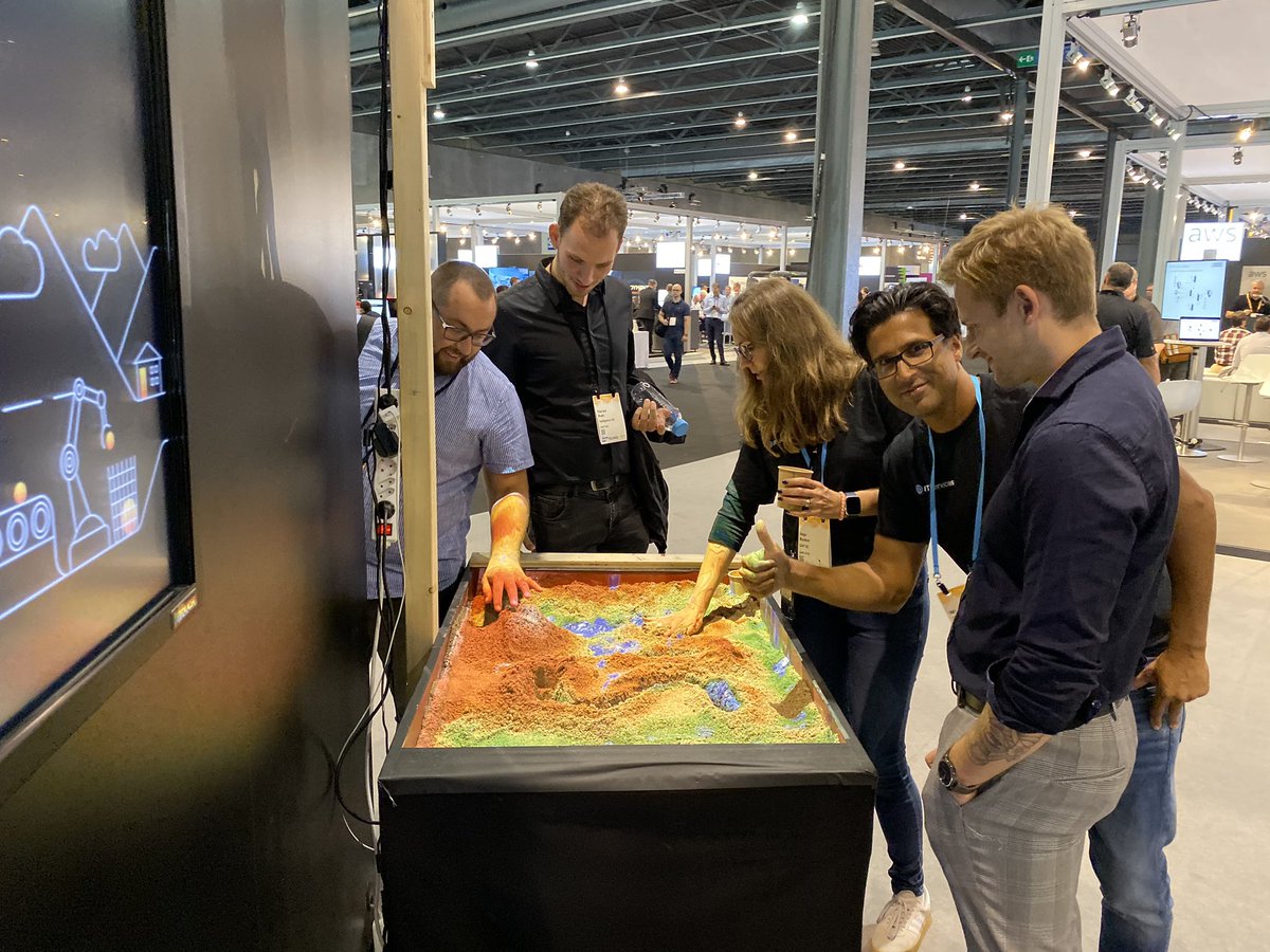 ollo73's tweet image. Amazing first day @SAPTechEd - being part of the #DeveloperGarage makes us as #CreativeIT proud. Love to see, that our customers find it helpful to talk about how #NextLevel IT changes thinking. Thanks to @FlRoth for making this possible.