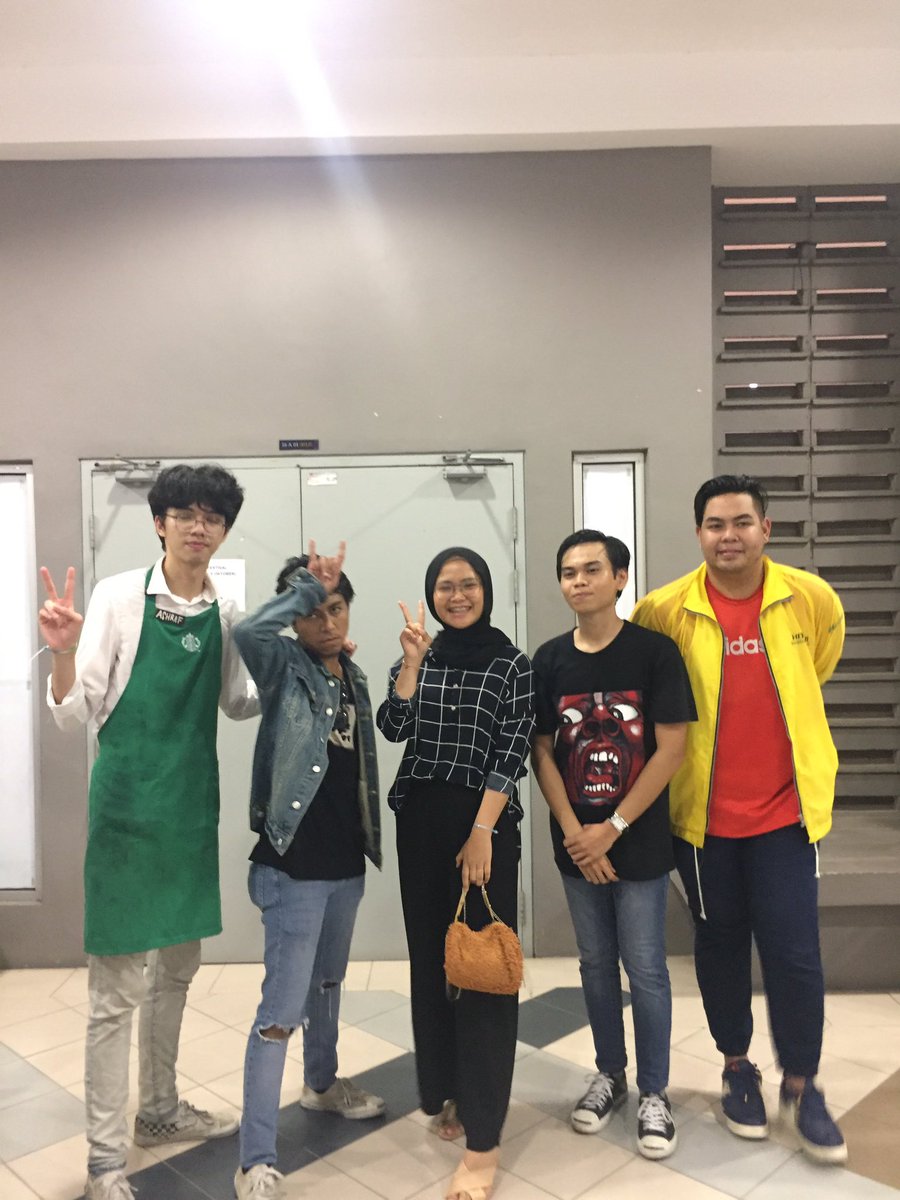 noraisahzkry's tweet photo. For the first time I listened to their music yesterday, and I was like eh not bad jugak. Plus their showmanship sumpah nice gila. I really hope that one day I would also bring my audience into my world just like how they did #Loko #Arkian @lokoband https://t.co/7dDiaMjvYA