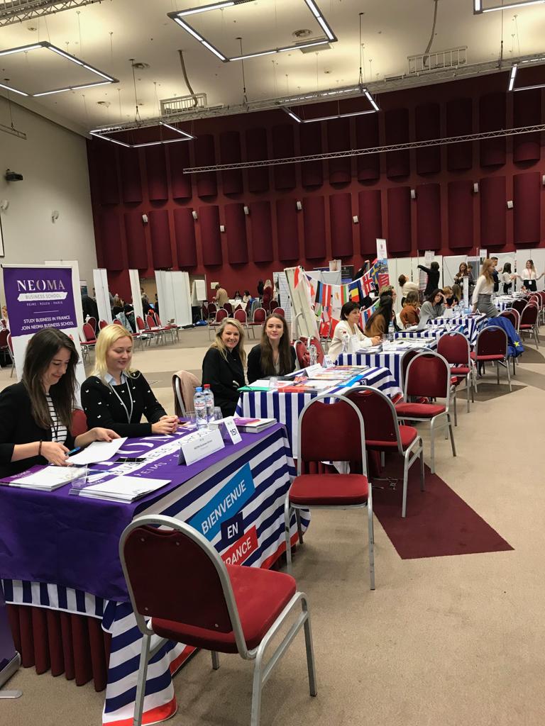 CampusFrance's tweet photo. Le salon #ChooseFrance se poursuit à Saint Petersbourg 

21 établissements français représentés à l'Espace Campus France Saint Petersbourg ! https://t.co/fNBiVv54Bv