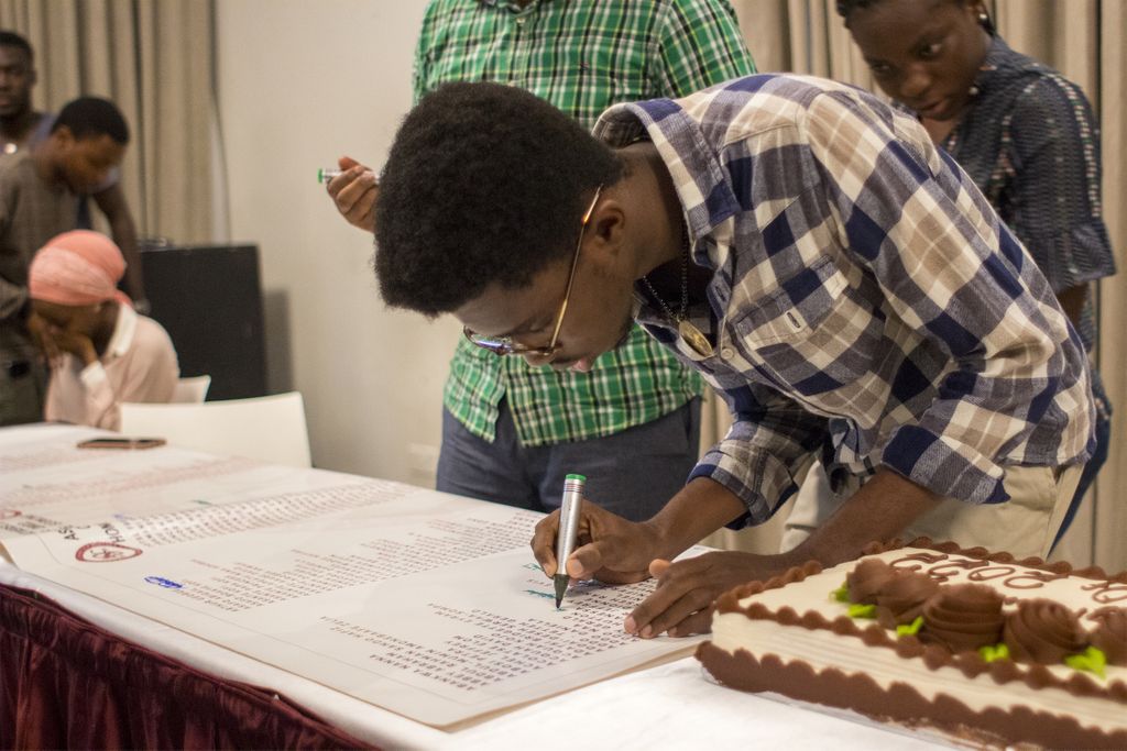 Ashesi's tweet image. Congratulations to members of the Class of 2022 who signed unto the Ashesi Honour Code this week. By so doing, the class agrees to write exams and quizzes without invigilation, helping to strengthen our community of trust.  #atAshesi