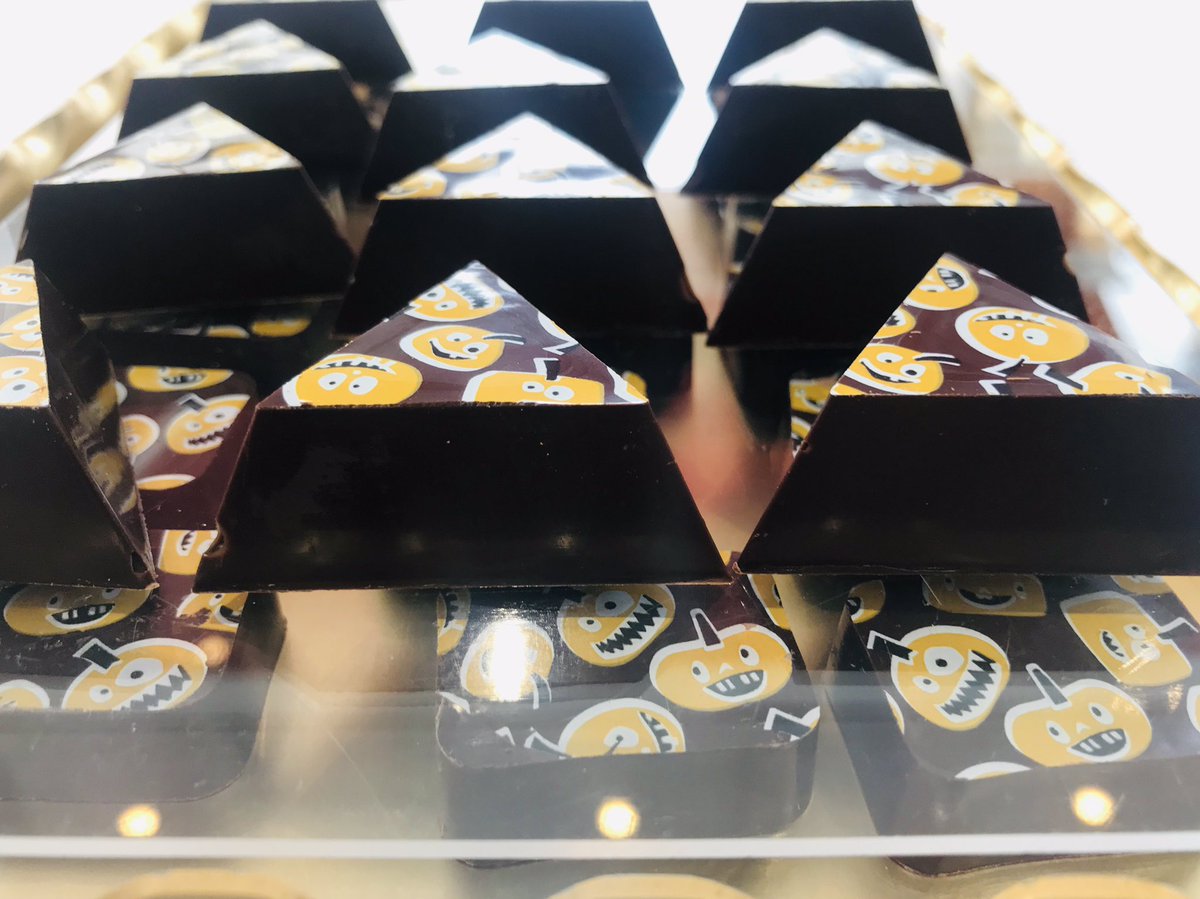 ChocellaBrixham's tweet photo. 🎃 It’s starting to get a little spooky🎃 Chocolate orange witches hat. We promise it’s not pumpkin inside! 😂
💗 #Ellas
💗 #chocella 
💗 #Halloween 
💗 #chocolateemporium
💗 #tearooms 
💗 #chocolatier
💗 #chocolate
💗 #afternoontea 
💗 #brixham 
💗 #englishriveria 
💗 #devon https://t.co/4D2rAnwdBN