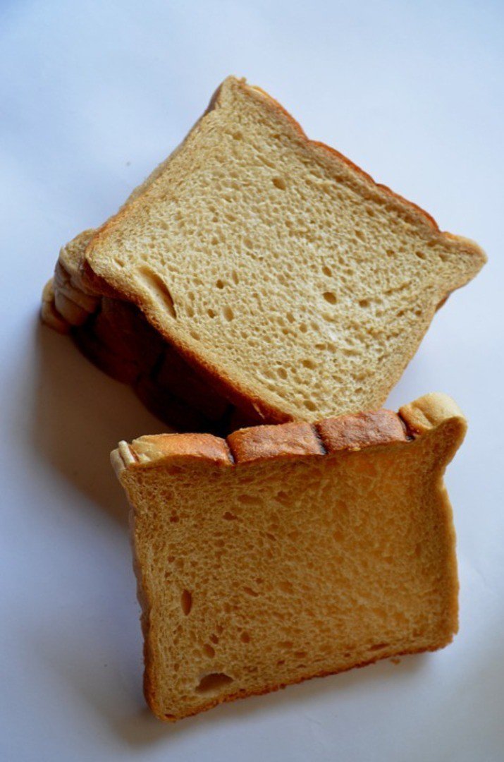 Рецепт тостового хлеба в духовке. Хлеб для тостов. Тосты из хлеба. Кусочек хлеба. Кусок тостового хлеба.