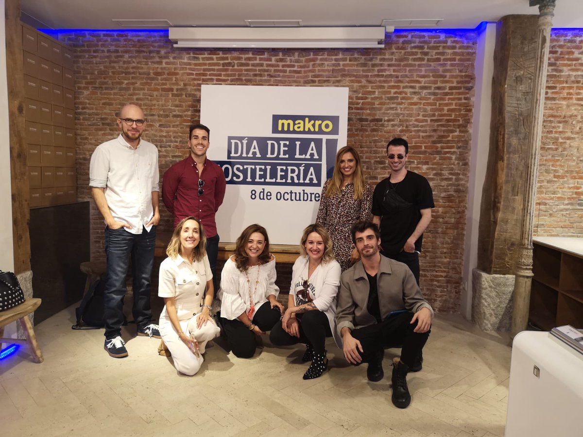 makroESP's tweet photo. Broche de oro, el chef del cacao nos enseña los secretos del mejor helado en @ThePatissierRv en el  #DíadelaHostelería Experience  🍦🍧🍨
Mientras seguimos celebrando el #DíadelaHostelería en San Sebastián Gastronomika👨👩 donde nuestros chefs no paran de enseñar en #aulamakro https://t.co/ObDZyFWfxr