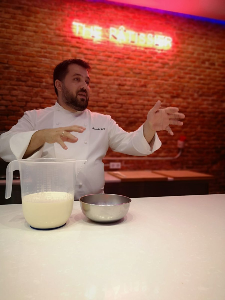 Broche de oro, el chef del cacao nos enseña los secretos del mejor helado en <a href="/ThePatissierRv/">The Pâtissier</a> en el  #DíadelaHostelería Experience  🍦🍧🍨
Mientras seguimos celebrando el #DíadelaHostelería en San Sebastián Gastronomika👨👩 donde nuestros chefs no paran de enseñar en #aulamakro