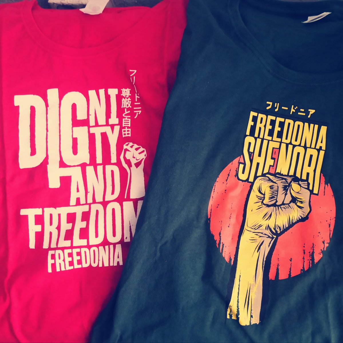 ¿Sabes que quienes eligen su recompensa con camiseta en el crowdfunding tienen un diseño exclusivo y diferente al que encontrarás en la gira?

Así os podemos distinguir en los conciertos y daros las gracias, porque sin vosotrxs sería imposible.

Participa: goteo.org/project/freedo…