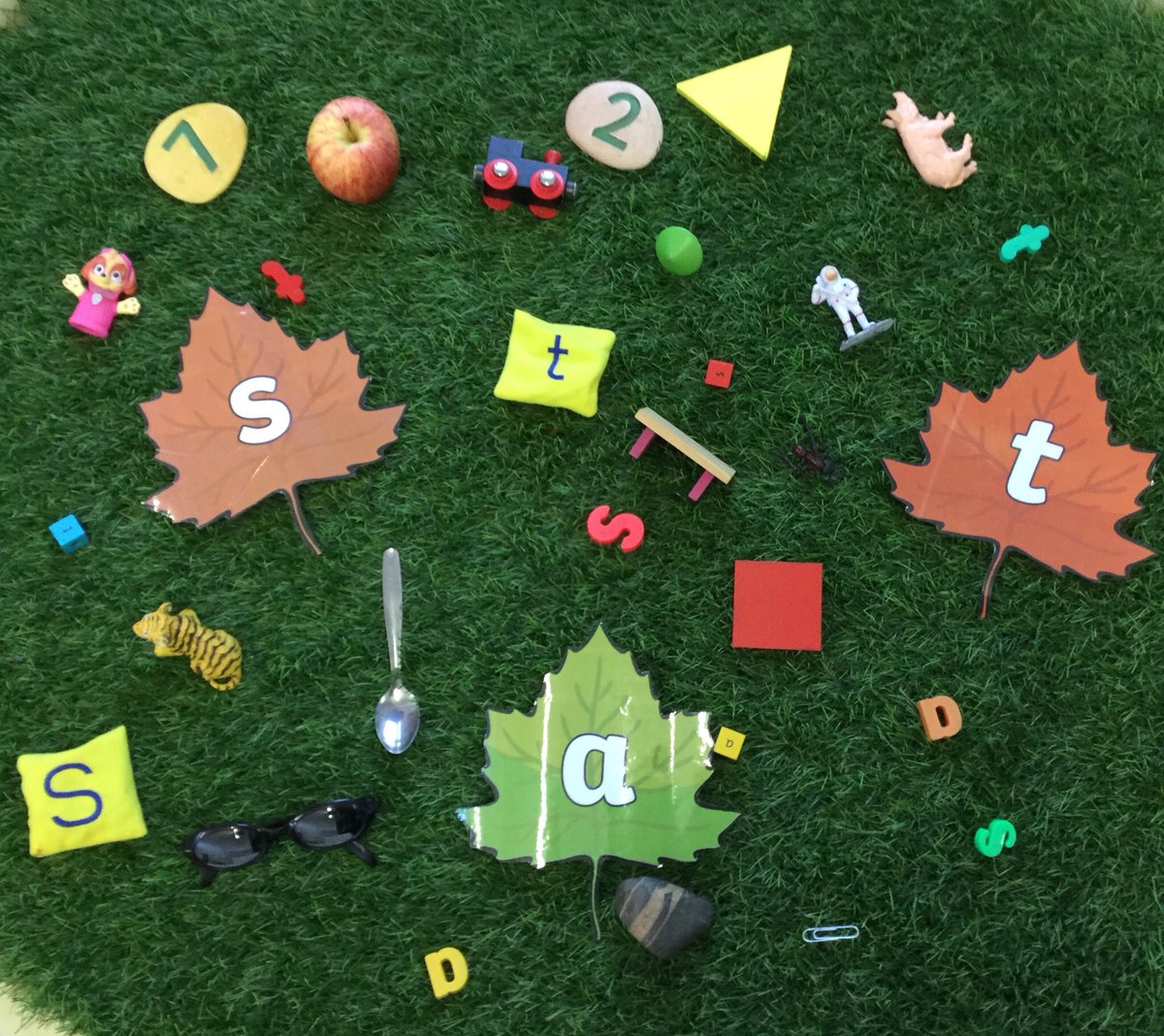 hillviewprimary's tweet image. Reception Class have also been busy identifying the initial sounds of words and linking sounds to letters. They even managed to spot that Mrs Thompson had put some objects beginning with ‘p’ in the sorting tray! Fantastic learning Reception Class! #eyfsliteracy #eyfsphonics