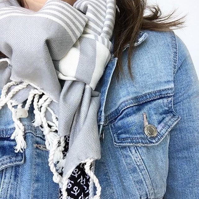 Did you know our Turkish towel can be a key Fall fashion piece? Their cozy, soft, pure cotton fabric works perfectly as an oversized blanket scarf. We love the versatility!⁠

bit.ly/PokolokoTurkis…