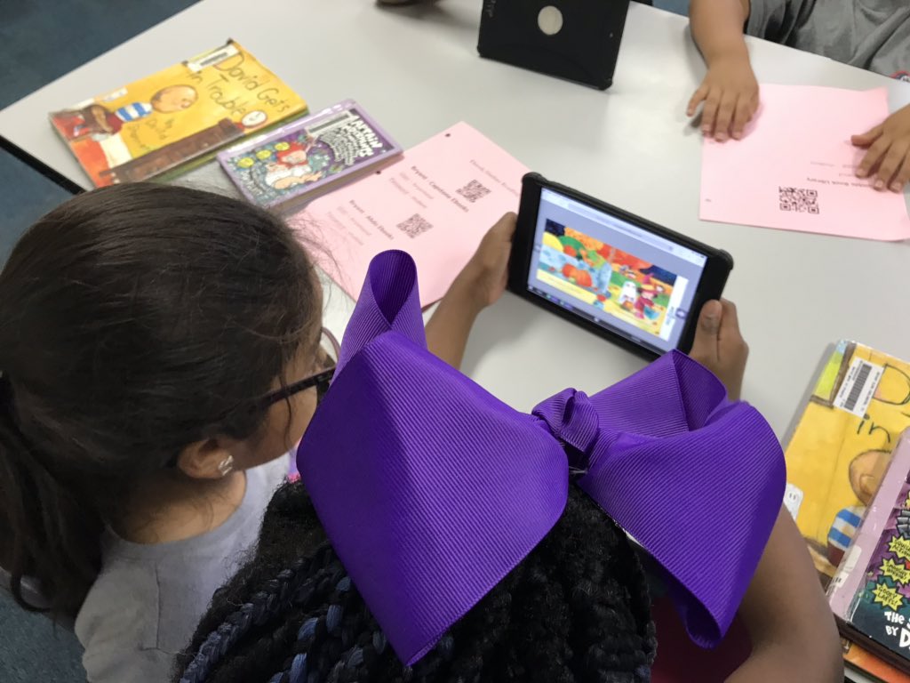 LibraryTx's tweet image. 2nd graders learning how to log in to all the different Ebooks in Capstone, Abdo and Tumblebooks in the Bryant Library !!!! @aisdlibsrv @bryant_ele