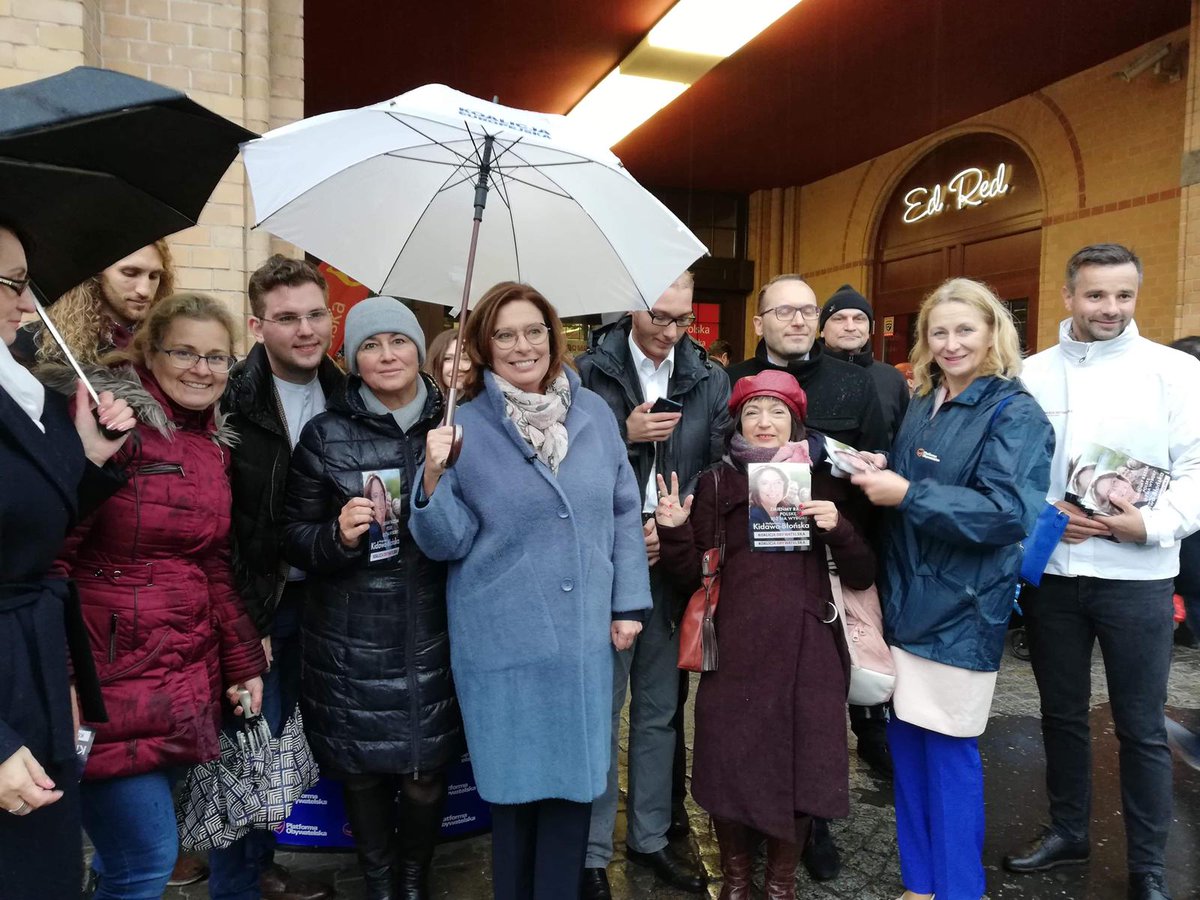 KStrzalkowski's tweet photo. #Ekipa z #Warszawa mimo niepogody zachęca warszawianki i warszawiaków do głosowania na #KoalicjaObywatelska. Dziś pod #HalaMirowska byli z nami @M_K_Blonska i @kmujazdowski. https://t.co/1xwH8WxLUH